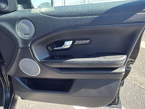 Used 2019 Land Rover Range Rover Evoque SE Premium image 17