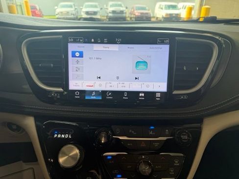 Used 2022 Chrysler Pacifica Touring-L FWD image 20