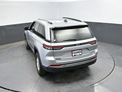 Used 2024 Jeep Grand Cherokee Laredo AWD/4WD image 46