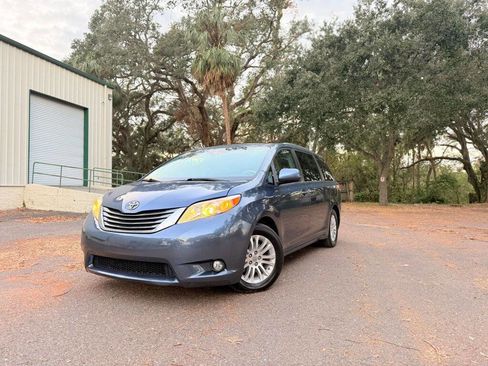 Used 2013 Toyota Sienna XLE image 1