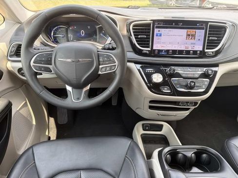 Used 2024 Chrysler Pacifica Limited FWD image 24
