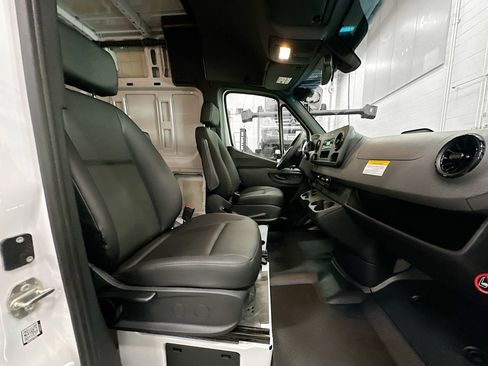 Used 2025 Mercedes-Benz Sprinter 2500 image 26