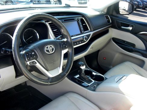 Used 2014 Toyota Highlander Limited image 6