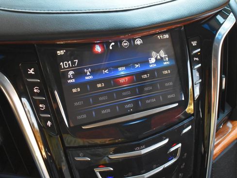 Used 2015 Cadillac Escalade Premium image 32