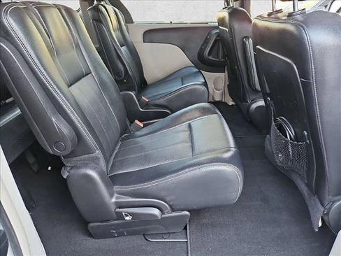 Used 2016 Chrysler Town & Country Touring-L FWD image 20