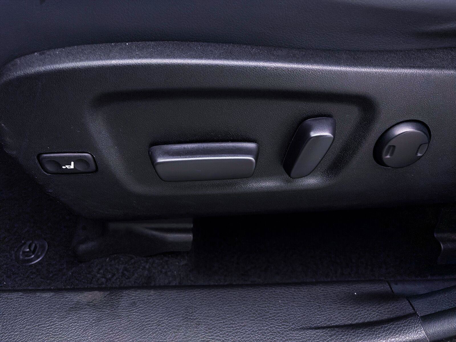 Used 2019 Toyota Highlander XLE FWD image 16