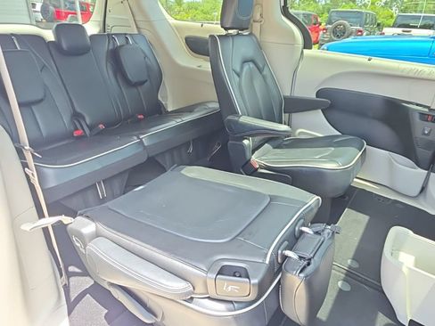 Certified 2024 Chrysler Pacifica Limited FWD image 13