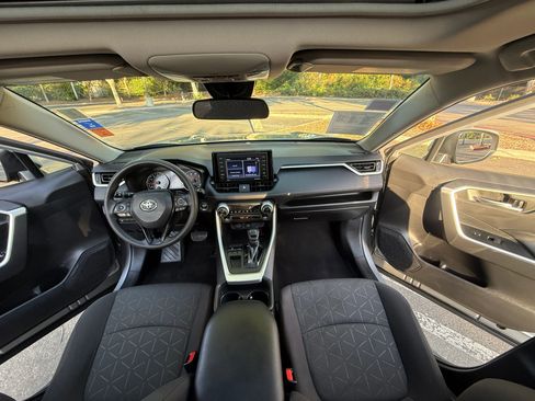 Used 2021 Toyota RAV4 XLE w/ Convenience Package FWD image 17