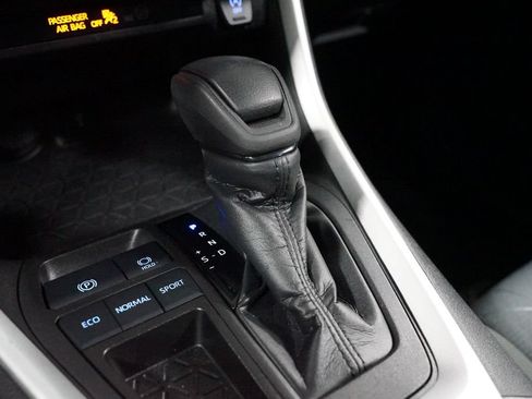 Used 2022 Toyota RAV4 XLE w/ Convenience Package FWD image 20
