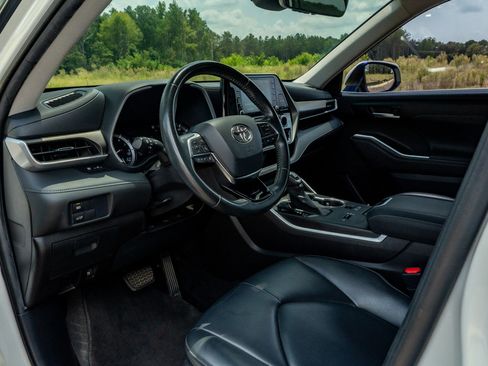 Used 2020 Toyota Highlander XLE FWD image 10