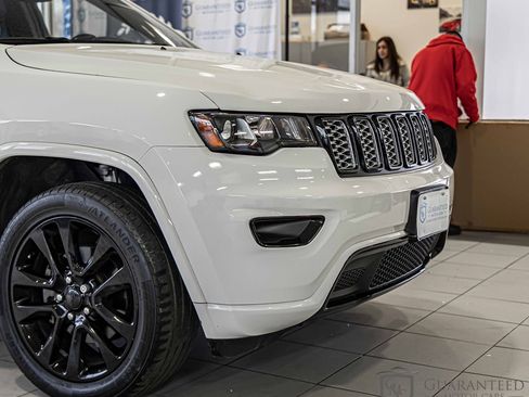 Used 2017 Jeep Grand Cherokee Altitude image 3