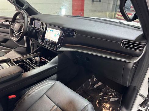 Used 2024 Jeep Wagoneer L Series II w/ Flexible Seating Group image 15