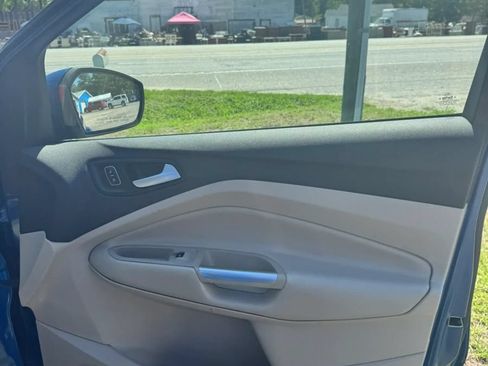 Used 2017 Ford Escape SE FWD image 18