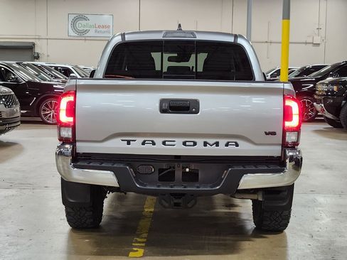 Used 2022 Toyota Tacoma SR5 RWD image 10