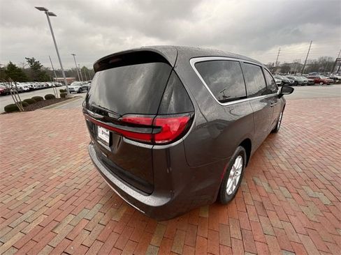 Used 2023 Chrysler Pacifica Touring-L image 35