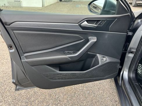 Used 2024 Volkswagen Jetta SE image 9