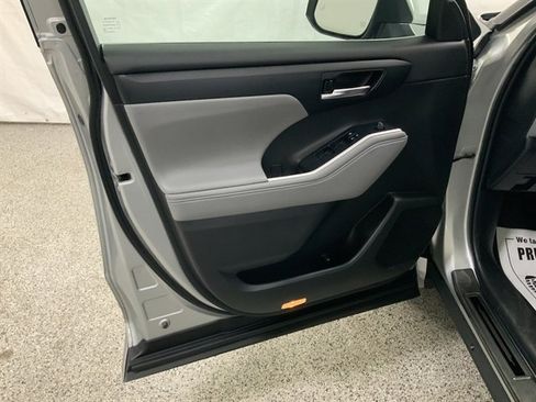 Used 2022 Toyota Highlander XLE image 16