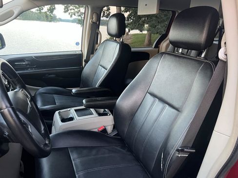Used 2013 Chrysler Town & Country Touring FWD image 18