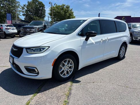 Certified 2024 Chrysler Pacifica Touring-L FWD image 7