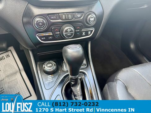 Used 2019 Jeep Cherokee Limited AWD/4WD image 16