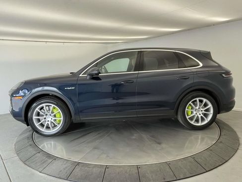 Certified 2024 Porsche Cayenne AWD/4WD image 2