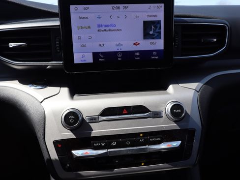 Used 2022 Ford Explorer XLT w/ Equipment Group 202A image 21