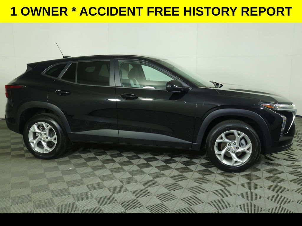 Used 2024 Chevrolet Trax LS w/ LS Convenience Package FWD image 2