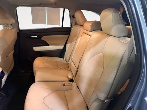 Used 2020 Toyota Highlander XLE FWD image 20