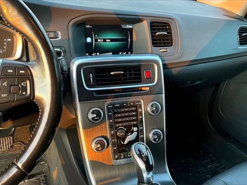 Used 2016 Volvo V60 T5 Cross Country w/ Climate Package image 28