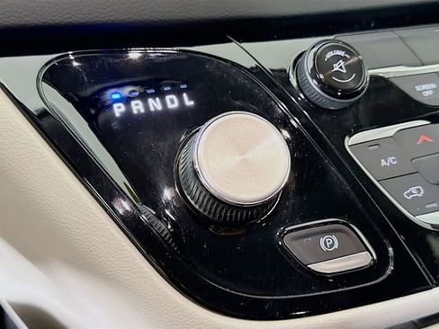 Used 2017 Chrysler Pacifica Touring image 17