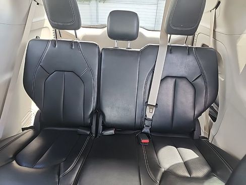 Used 2023 Chrysler Pacifica Touring-L image 13