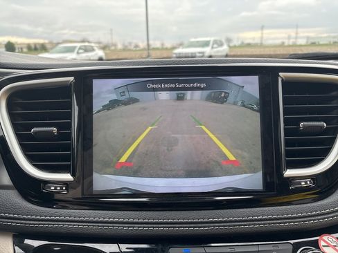 Used 2022 Chrysler Pacifica Touring-L image 41