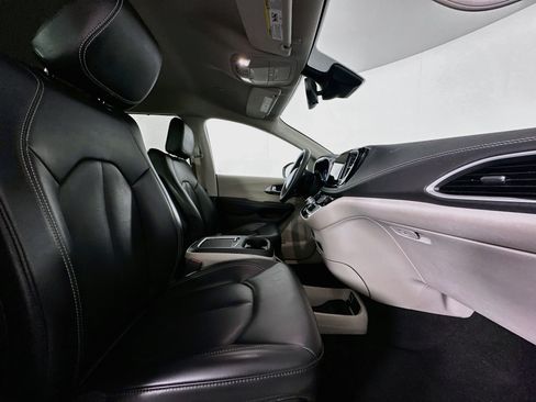 Used 2023 Chrysler Pacifica Touring-L AWD/4WD image 30