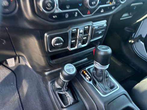 Used 2023 Jeep Gladiator Overland AWD/4WD image 18