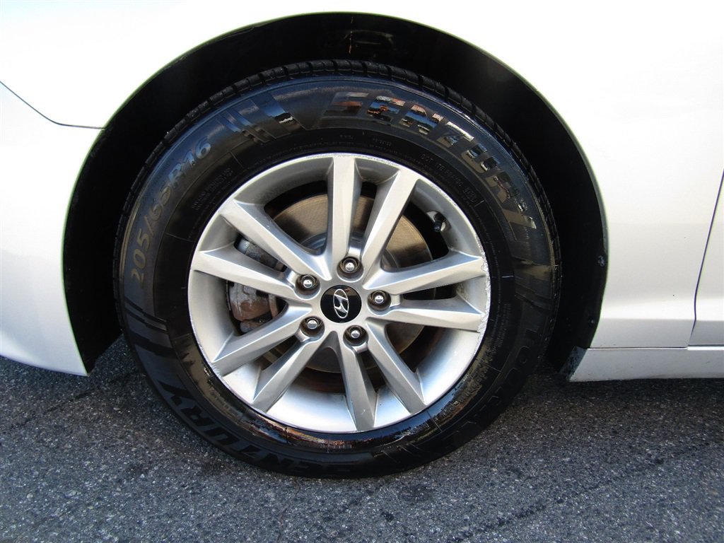 Used 2015 Hyundai Sonata SE w/ Option Group 09 FWD image 11