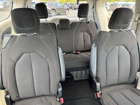 Used 2023 Chrysler Voyager LX FWD image 15