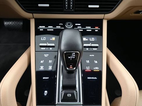 Used 2022 Porsche Cayenne Platinum Edition AWD/4WD image 18