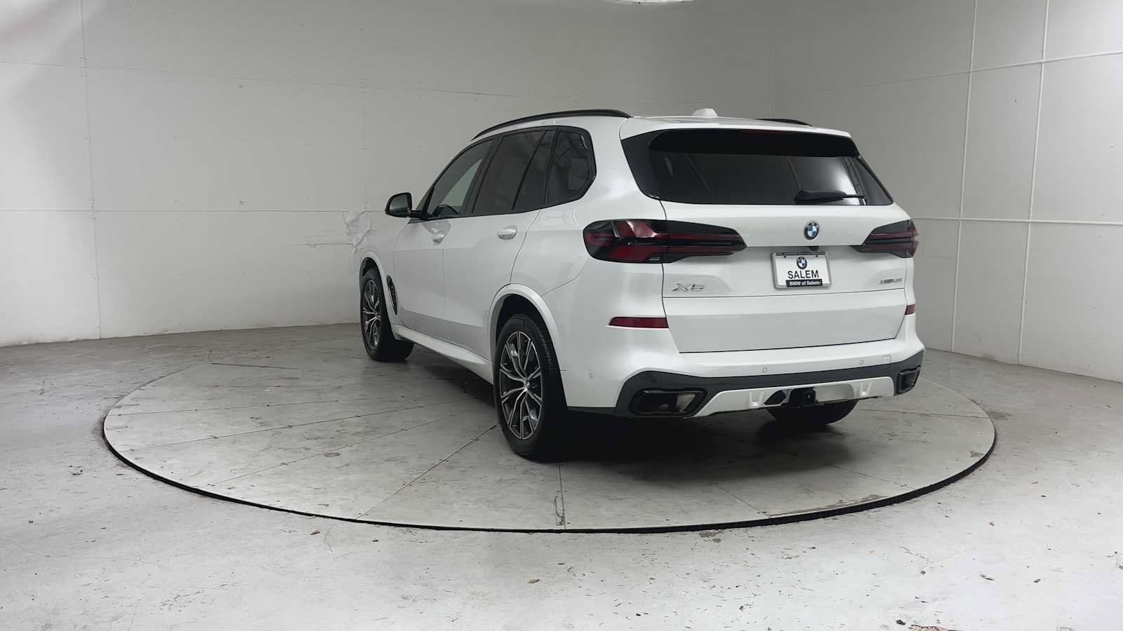 Used 2025 BMW X5 xDrive40i w/ M Sport Package AWD/4WD image 3