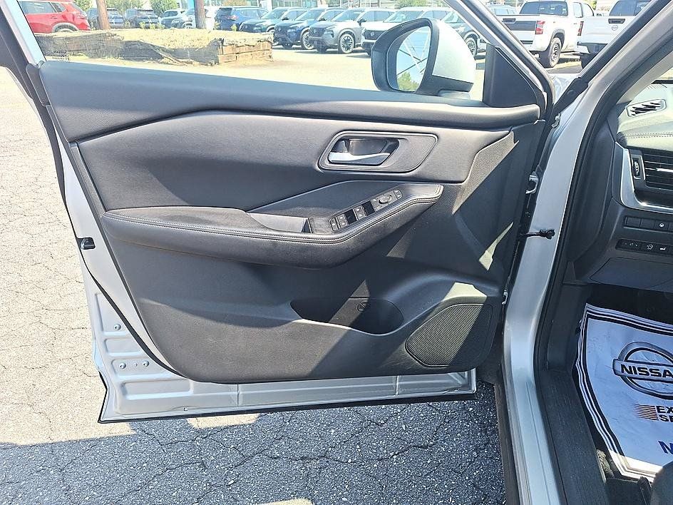 Certified 2025 Nissan Rogue SV AWD/4WD image 9