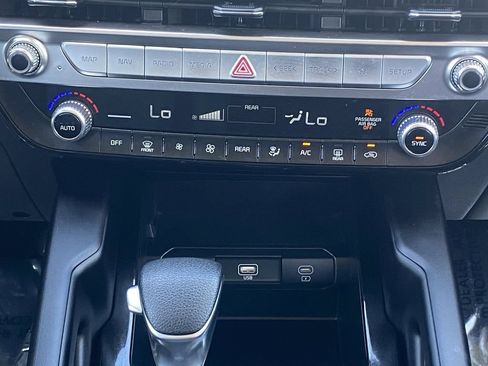 Used 2025 Kia Telluride LX FWD image 31