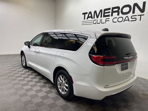 Used 2025 Chrysler Pacifica Select FWD image 8