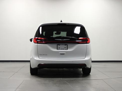 Used 2024 Chrysler Pacifica Touring-L FWD image 5
