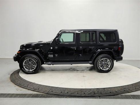Used 2018 Jeep Wrangler Unlimited Sahara image 4