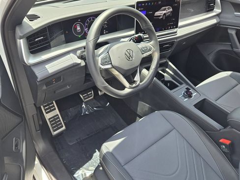 Certified 2025 Volkswagen Tiguan SE R-Line FWD image 11