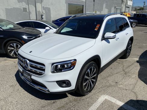 Used 2022 Mercedes-Benz GLB 250 4MATIC w/ Premium Package Lite image 2