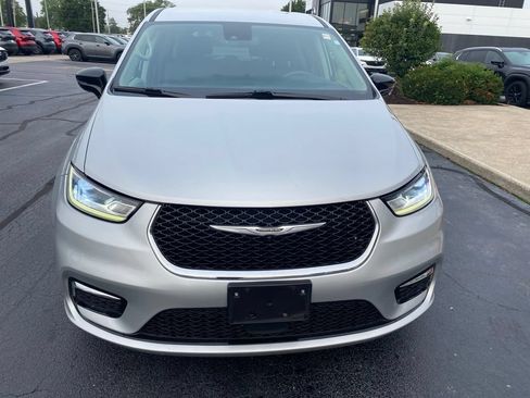 Used 2024 Chrysler Pacifica Touring-L FWD image 3