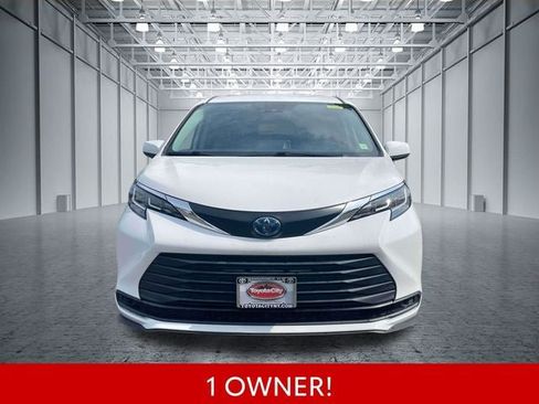 Used 2022 Toyota Sienna LE FWD image 2