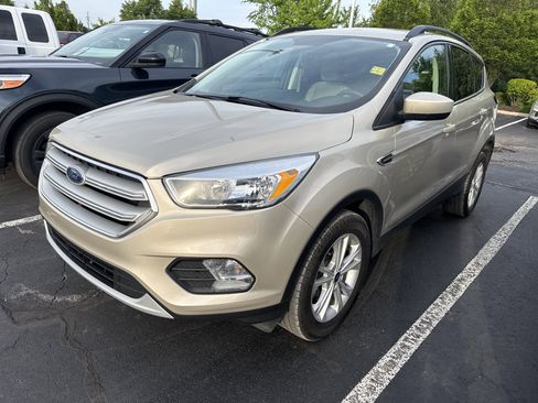 Used 2018 Ford Escape SE w/ SE Sync 3 Package AWD/4WD image 2