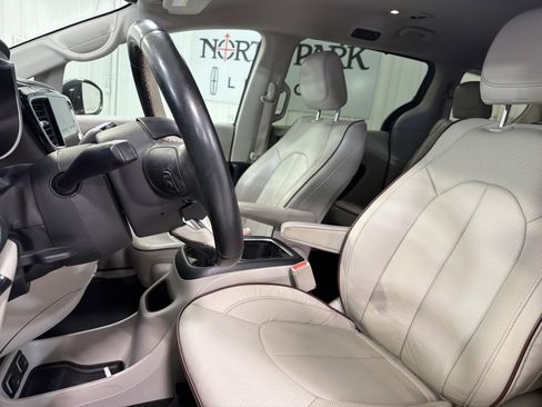Used 2018 Chrysler Pacifica Limited FWD image 9