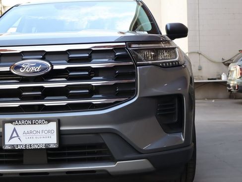Used 2025 Ford Explorer Active AWD/4WD image 8
